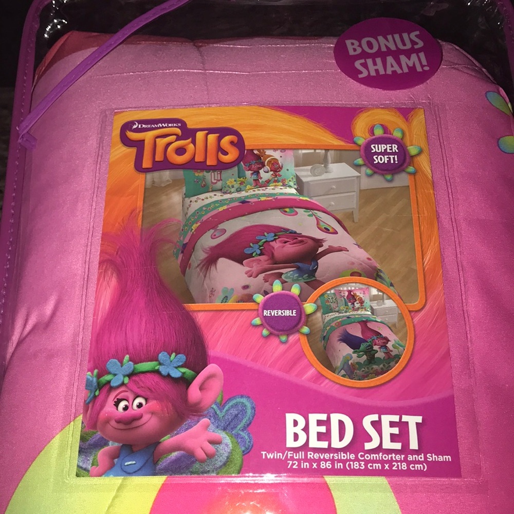 New Trolls Twin/Full Reversible Comforter and Sham